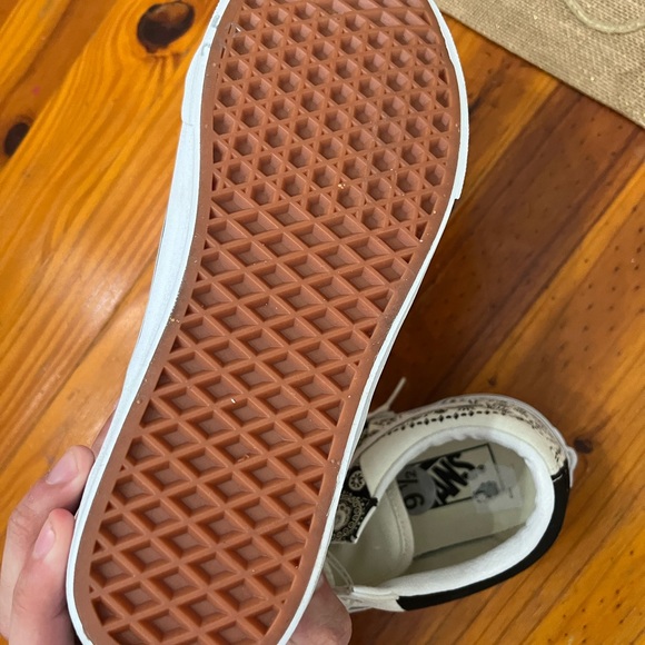 NWT Unisex Low Top Vans with Black and White Split Paisley. Size 9.5 - Picture 6 of 6